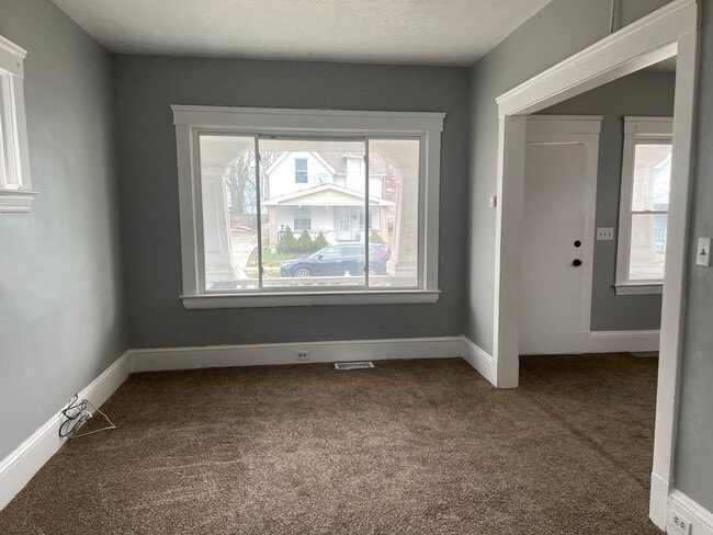 Building Photo - 4 BED 1 BATH SINGLE FAMILY HOME IN CLEVELAND!