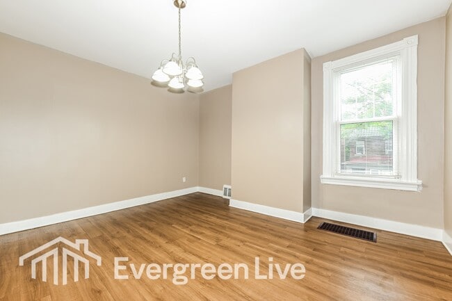 Photo - 446 N School St