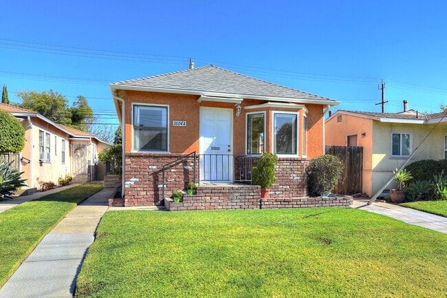 Building Photo - 1604 N Hollywood Way Unit B
