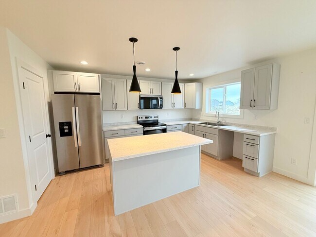 Photo - Sleek & Spacious New Build with Premium Finishes