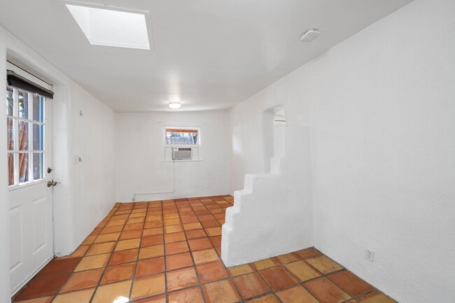 Building Photo - 1624 Paseo De Peralta Unit C Rental