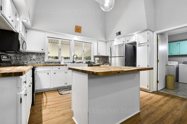 Photo - 6220 Applegate Ln