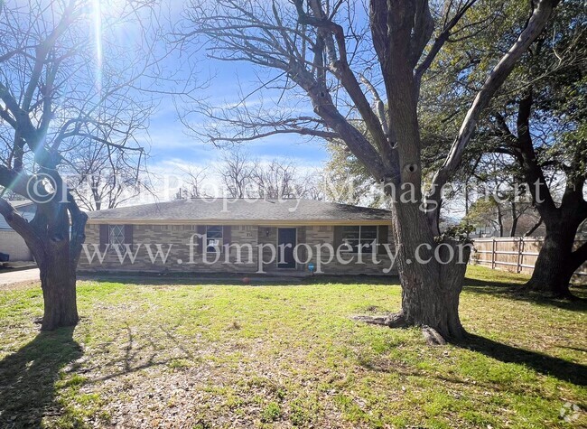 Building Photo - 211 Stonegate Dr Rental