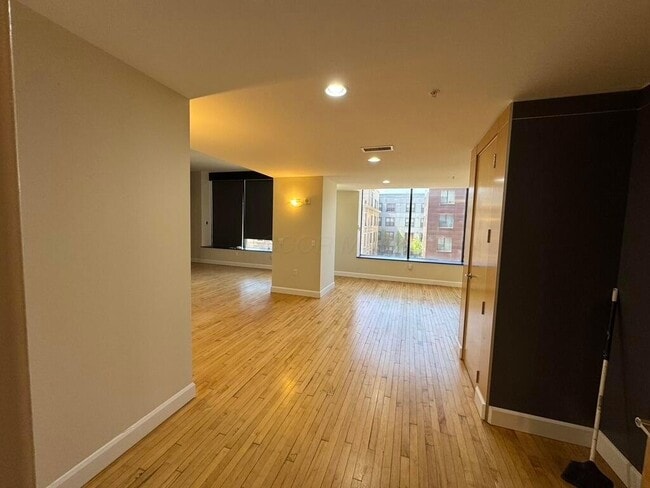 Building Photo - 106 N High St Unit 401