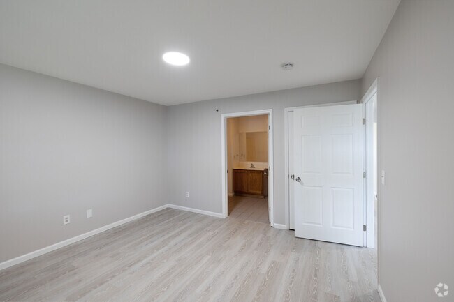 3 BR, 2 BA - 965SF
