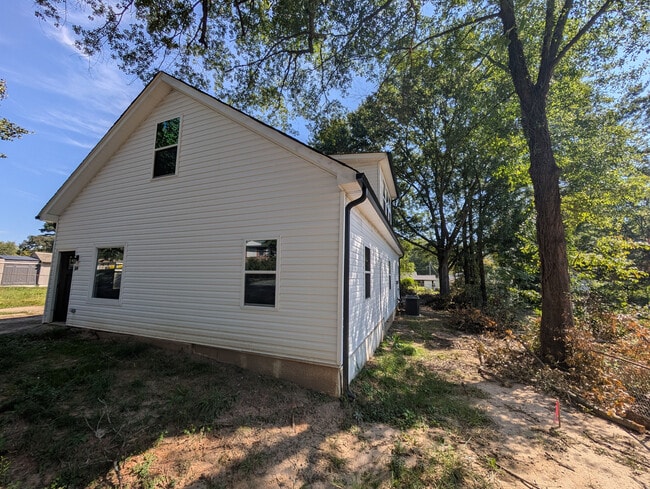 Photo - Room in House on Hart St
