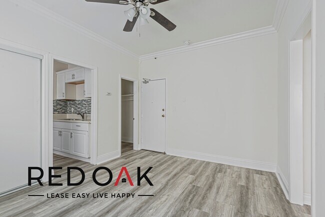 Photo - Lovely Studio Featuring Large Windows, Ton... Unidad 207