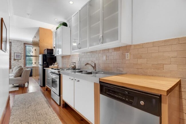 Building Photo - 1 bedroom in New York NY 10014