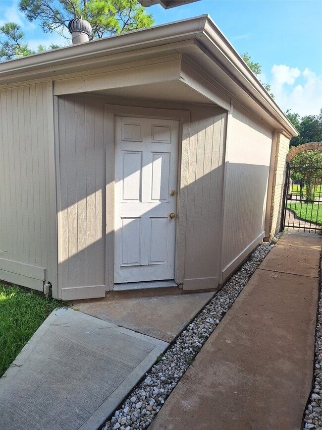 Photo - 4030 Knoll Glen Dr
