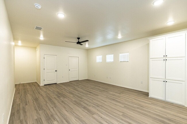 Photo - 5549 Lehigh St