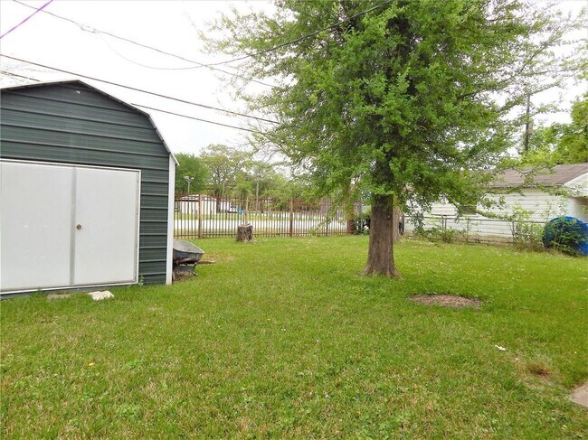 Photo - 1305 Jennifer Ln