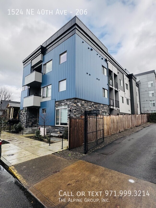 Building Photo - 1524 NE 40th Ave Unit 206