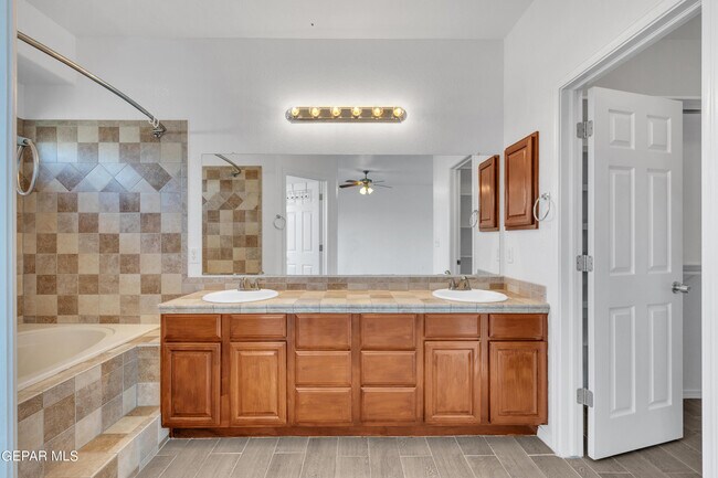 Photo - 657 Bariloche Dr