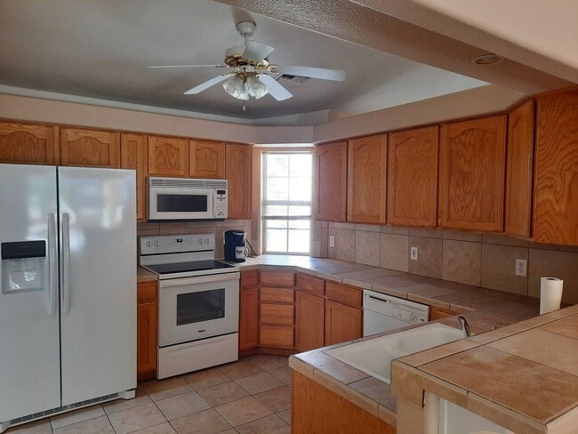 Photo - 4 bedroom/2 bath Home available in Bullhead City in Desirable El Camino Village.