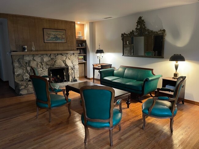 Antigüedades clásicas y muebles tapizados en cuero complementan la arquitectura de mediados de siglo. - 11449 Woodbine St