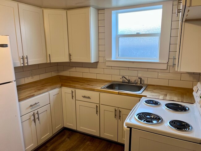 Building Photo - 715 14th St Unit 5