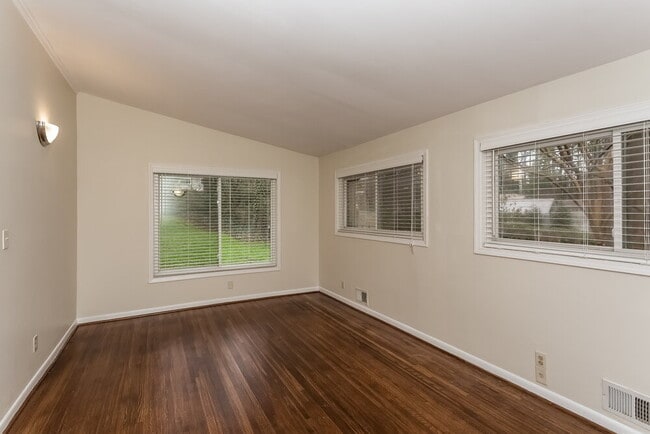 Photo - 2432 Woodacres Rd NE