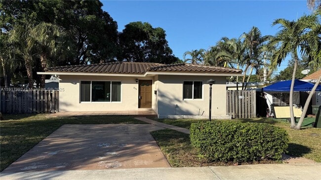 Building Photo - 212 SW 13th St Unit #1 Front