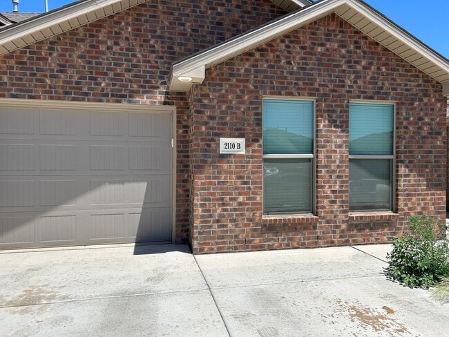 Building Photo - 3 bed 2 bath Duplex Available