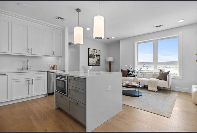 Building Photo - 301 Border St Unit PH09