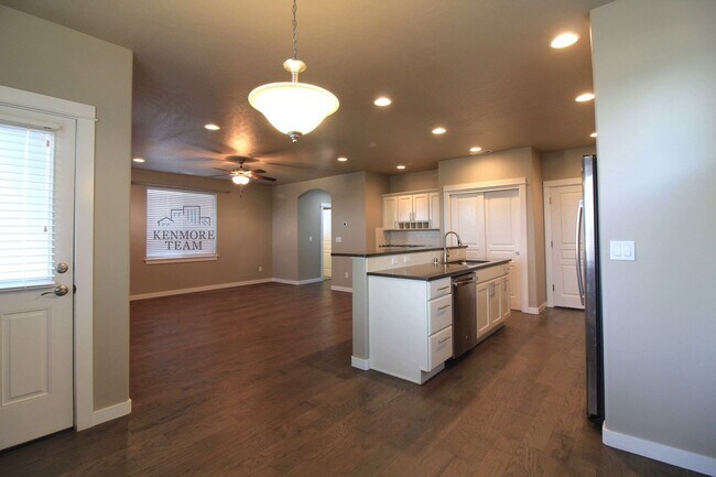 Photo - 556 Roslyn Ct
