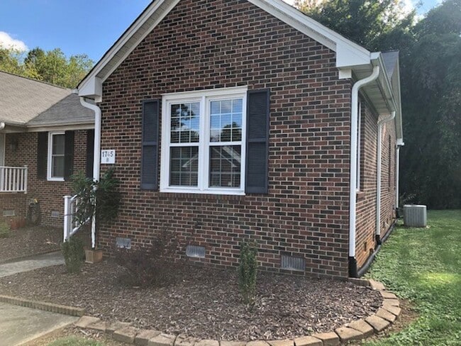 Photo - ****** $200 OFF FIRST FULL MONTH OF RENT!! ******