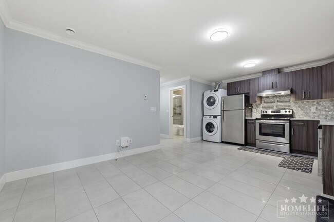Photo - 2 Bed, 1 Bath Basement Suite for Rent in Sullivan/Panorama! Unité Basement