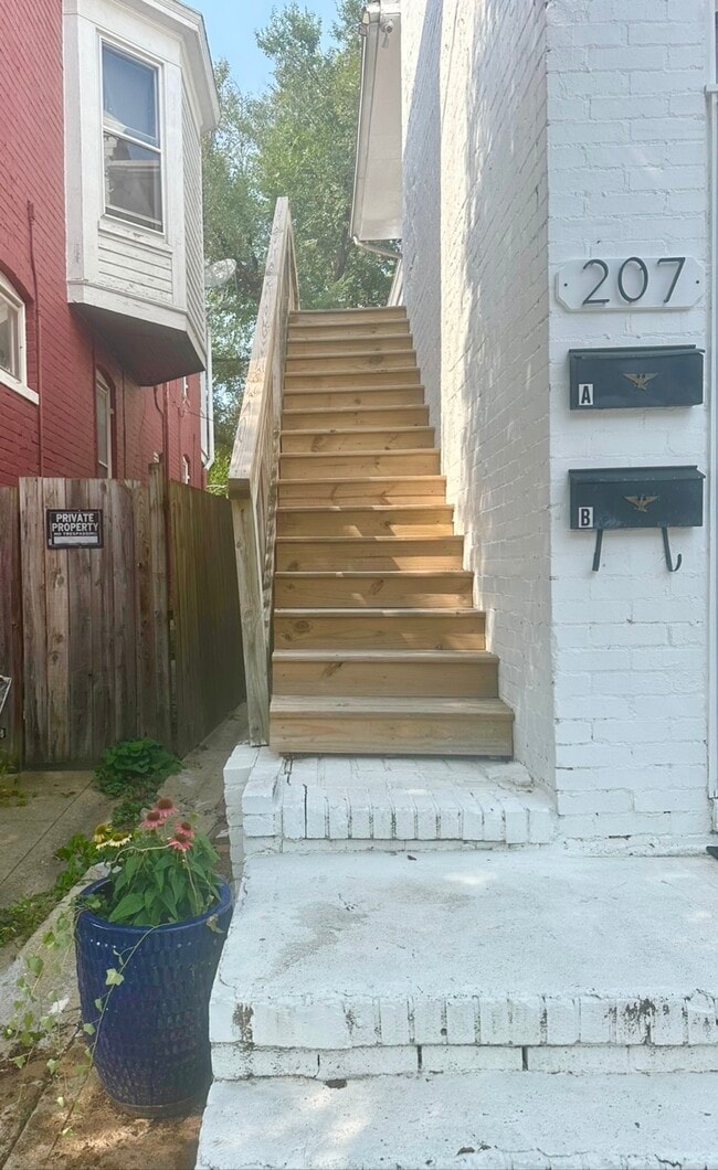 Escaleras de acceso al apartamento. - 207 W 5th St