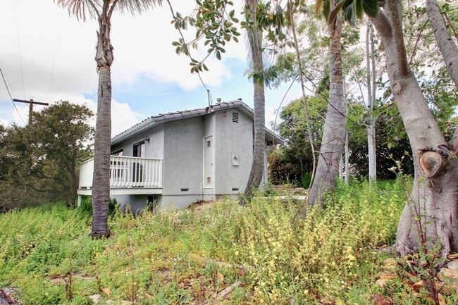 Building Photo - 915-915 1/2  Valley Drive Unit 915 1/2 Valley Dr - Back House