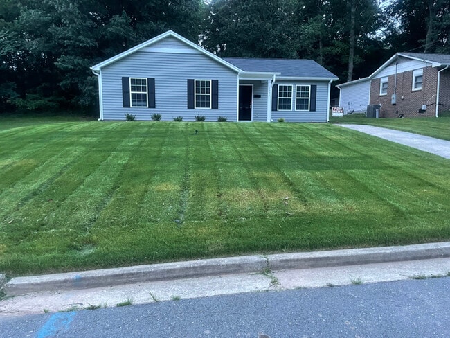Building Photo - 1325 W Sedgefield Dr Rental