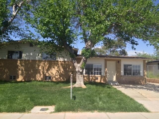 Building Photo - Dog Friendly - 4 Bedroom with Granite Counter tops.