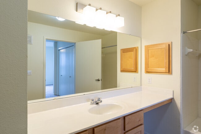 2BR, 2BA - 1079SF
