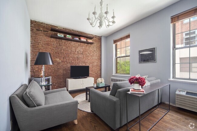 Building Photo - 318 W 15th St Rental