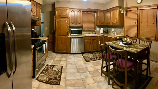 Cocina completa - 4542 Zane Ave N