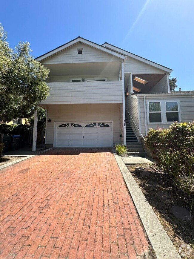 Building Photo - 2 Bedroom 1 Bath Near Downtown Available 8... Rental