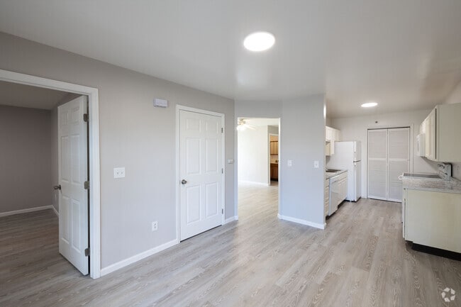 3 BR, 2 BA - 965SF
