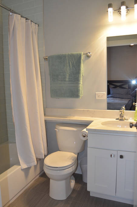 Photo - Luxury  3 bedroom duplex in Lakeview  www.CedarRealty.com Unit 735-1F