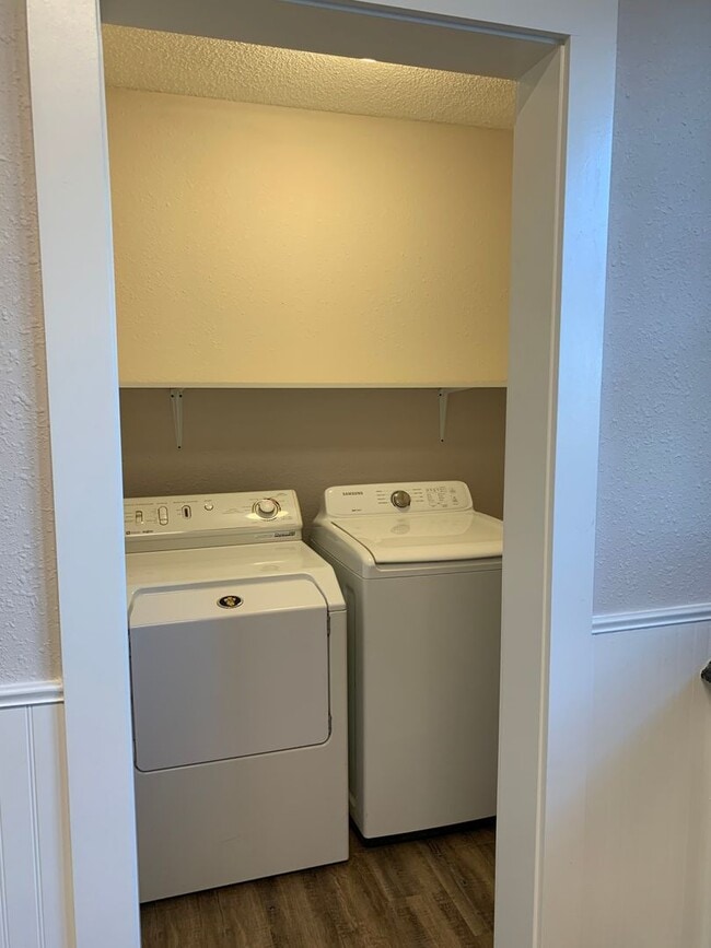 Building Photo - 2 Bed/2 Bath- Newly Renovated!!