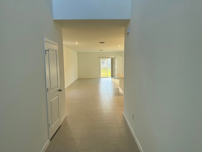 Photo - 673 Carlyle Way