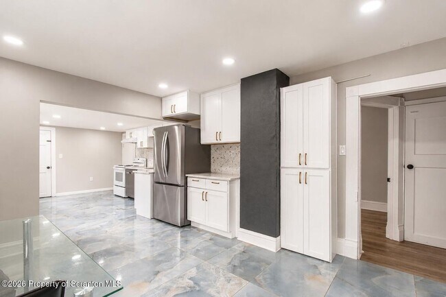 Building Photo - 1729 Sanderson Ave Unit 1729