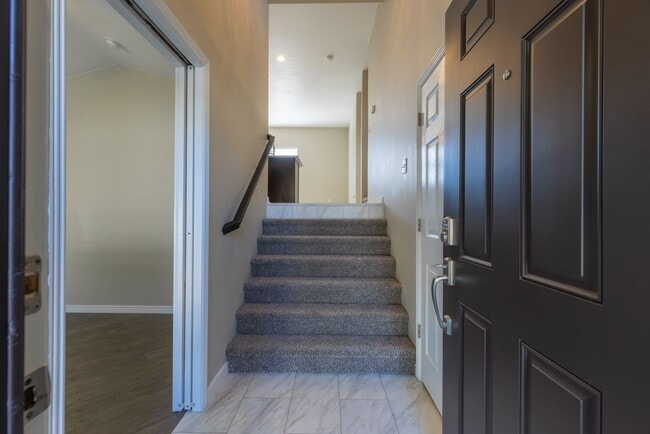 Building Photo - Darling home in desirable Little Valley with a PRIVATE POOL!