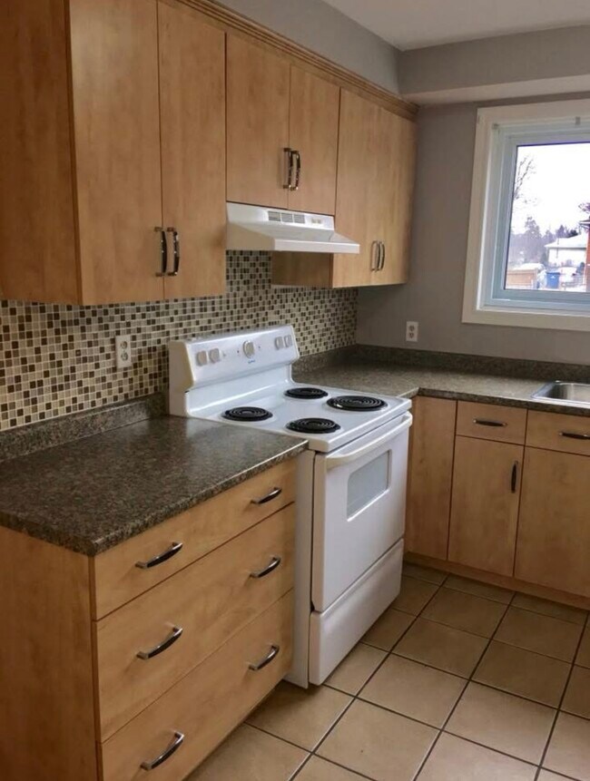 Building Photo - 18 Couture Dr Unit 3