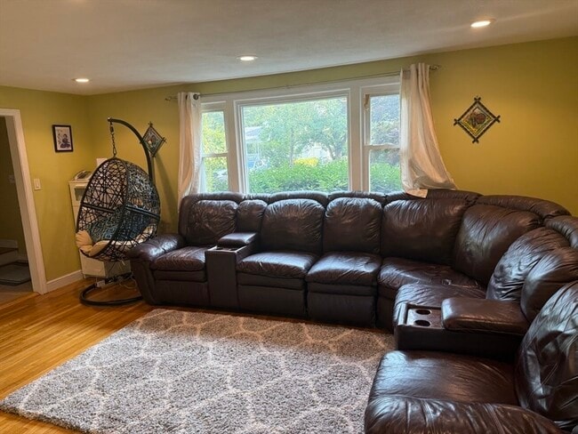 Photo - 72 Grassland St