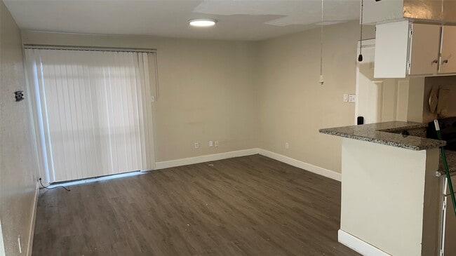 Photo - 9550 Deering Dr Unidad 405