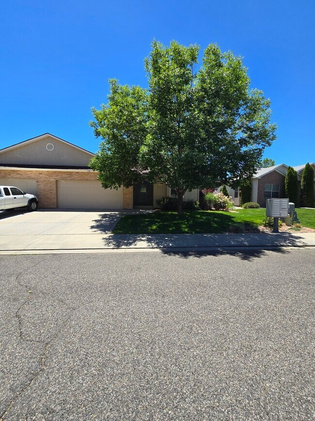Building Photo - Beautiful single level townhouse located in quiet northwest area.