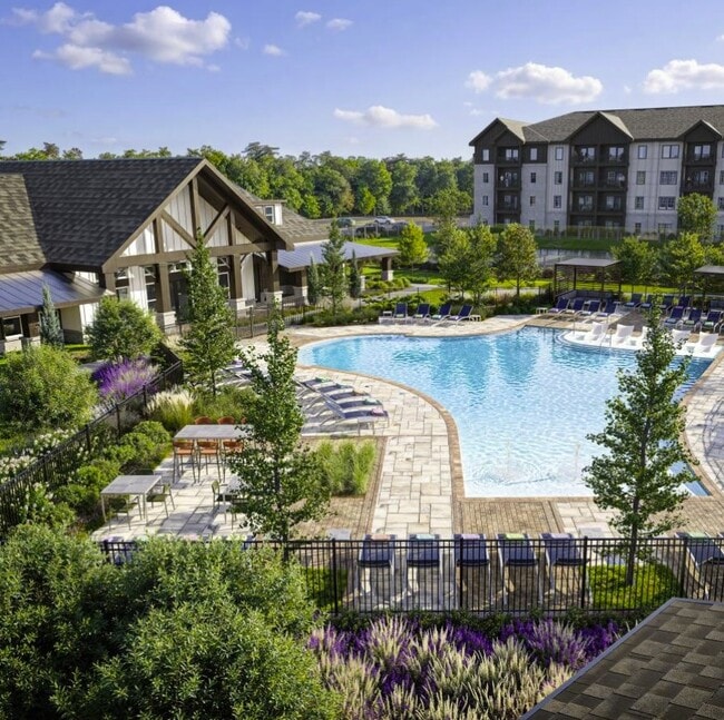 Building Photo - Vara Sun Valley Apartments