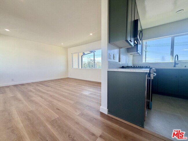 16185 Sunset Blvd Unidad 5