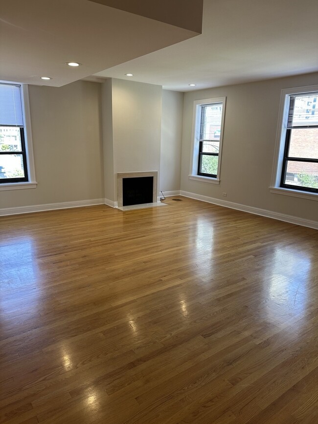 Photo - 536 N Clark St