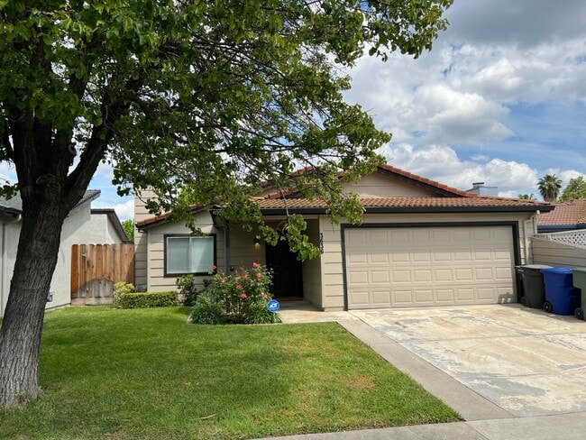Two bedroom patio home located in NW Modesto! - Two bedroom patio home located in NW Modesto!