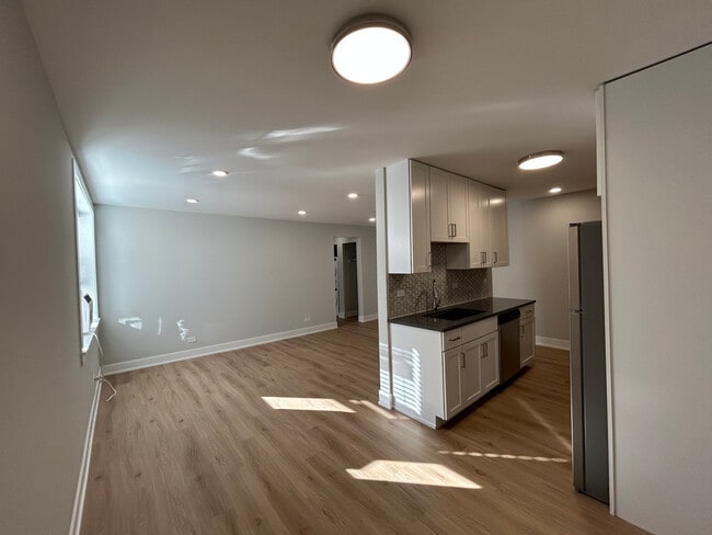 Building Photo - 540 W Aldine Ave